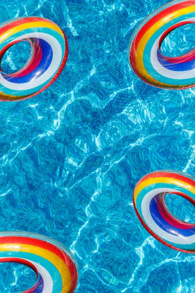 Uppblåsbara vattenaktiviteter fyra cirklar Tuba flyta på vattnet i poolen. banderoll, kopiera utrymme. Koncept, kul, Perky sommar och avslappning. — Stockfoto