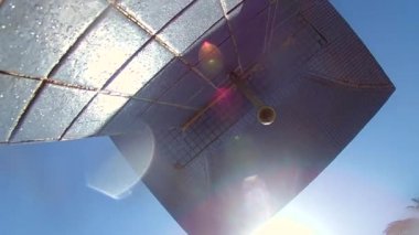 Su mavi güneşli gökyüzü, birinci şahıs görünümü, yavaş hareket karşı bir plaj sokak duş döker