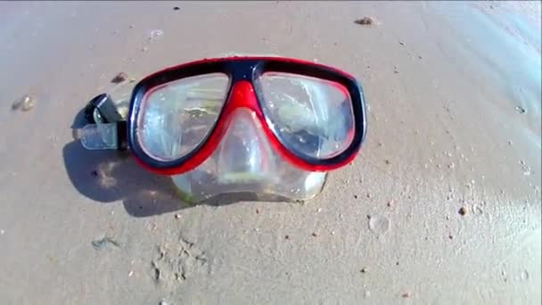 Diving Mask Lies Sandy Shore Waves Sea Surf Sunny Day — Stock Video