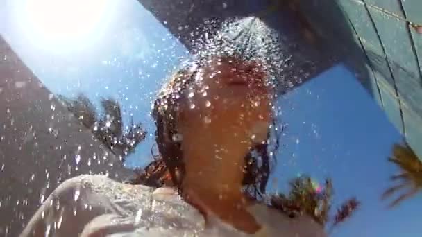 水从海滩街道淋浴倒在一个年轻的有吸引力的幸福的女人 慢动作 — 图库视频影像