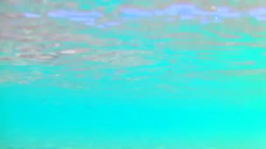 Açık güneşli bir günde kumlu kıyıya yakın ışık dalgaları, Kızıldeniz, kumlu alt. Yavaş çekim Standart hareket.