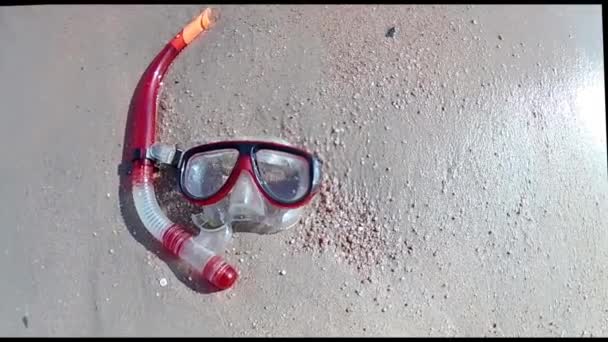 Uma Máscara Com Snorkel Encontra Costa Arenosa Rola Uma Onda — Vídeo de Stock