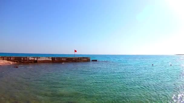 エジプト 紅海の桟橋に危険な赤旗 晴れた風の日 スローモーション 標準モーション スカイライン — ストック動画