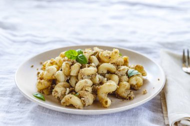 geleneksel sovyet rus makarna çanak, erişte, lacivert makarna, hafif kumaş arka plan üzerinde beyaz bir tabak üzerinde et ile. Yukarıdan Minimalizm Görünümü.