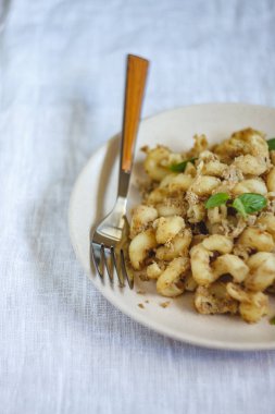 geleneksel sovyet rus makarna çanak, erişte, lacivert makarna, hafif kumaş arka plan üzerinde beyaz bir tabak üzerinde et ile. Yukarıdan Minimalizm Görünümü.