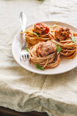 orijinal İtalyan spagetti domates soslu köfte ile