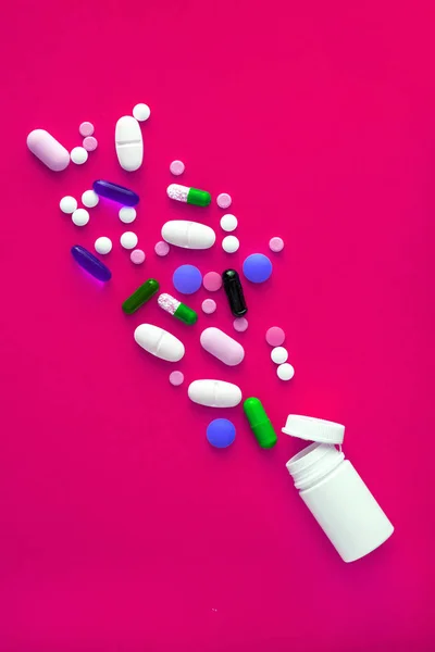 En række forskellige lægemidler og piller hældes ud af hætteglasset på en gul baggrund. Flad lå. Modtaget. Tendens. Begrebet en sund, lys, moderne medicin og farmakologi - Stock-foto