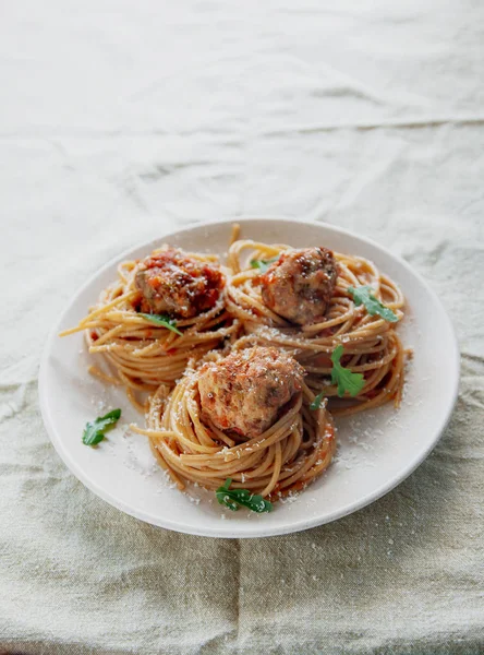 Espaguete italiano original com almôndegas em molho de tomate — Fotografia de Stock