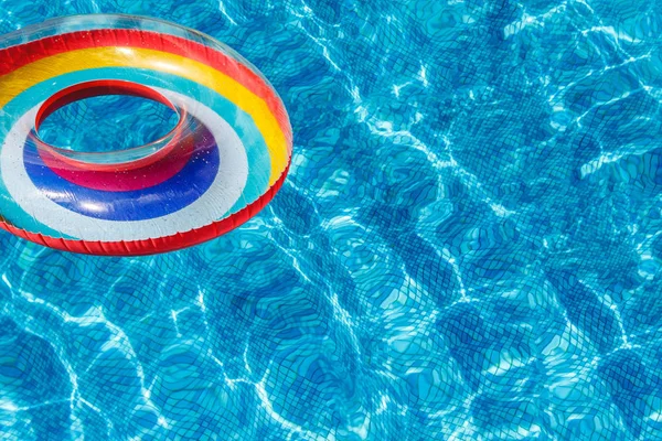 Uppblåsbara vattenaktiviteter cirklar Tuba flyta på vattnet i poolen. Banner. Koncept, kul, Perky sommar och avslappning. — Stockfoto