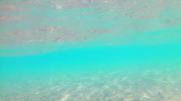 Leichte Wellen Unter Wasser Der Nähe Des Sandstrandes Einem Klaren — Stockvideo