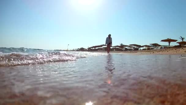Mladá Atraktivní Brunetka Bílé Košili Odchází Chodí Pláži Písečnou Pláž — Stock video