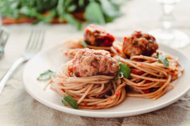 orijinal İtalyan spagetti domates soslu köfte ile
