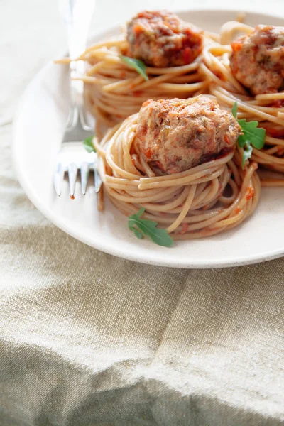 Oryginalne włoskie spaghetti z Pulpety w sosie pomidorowym — Zdjęcie stockowe