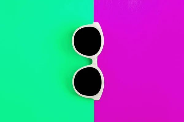 Ηλιόλουστα κομψά λευκά γυαλιά ηλίου σε ένα φωτεινό πράσινο-κυανό και βυσσινί-ροζ φόντο, κορυφαία θέα, απομονωμένο. Αντιγραφή χώρου. Επίπεδη ωοτοκίδα — Φωτογραφία Αρχείου