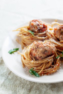 orijinal İtalyan spagetti domates soslu köfte ile