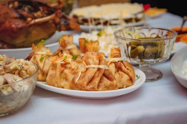 Şenlikli ev masa, aperatifler, ördek, salata, peynir, kanepe, julienne ile gözleme torbaları