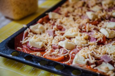 ev yapımı pizza yakın çekim çiğ ve hazır. Üst görünüm, kopyalama alanı