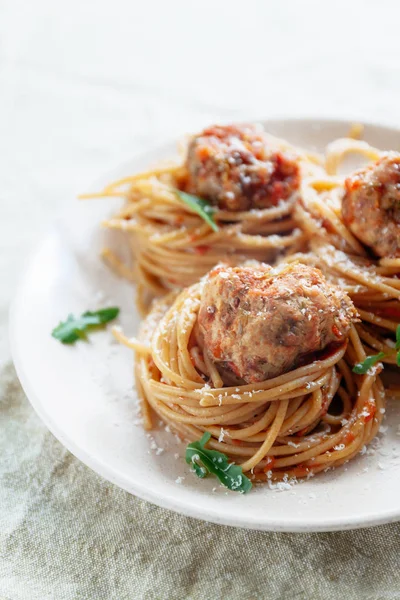 Original italienische Spaghetti mit Frikadellen in Tomatensauce — Stockfoto