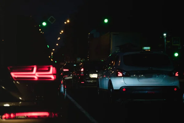 Luces traseras del coche en desenfoque en la carretera de la noche en hora punta —  Fotos de Stock