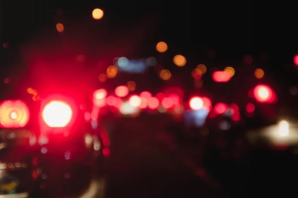 Luces traseras del coche en desenfoque en la carretera de la noche en hora punta —  Fotos de Stock