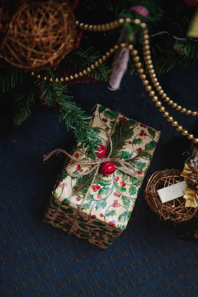 A variety of wrapped gifts under a festively decorated Christmas tree. Life style — Stock Photo, Image