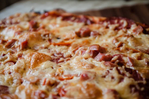 Hausgemachte Pizza in Nahaufnahme roh und fertig. Ansicht von oben, Kopierraum — Stockfoto