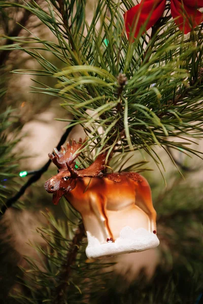 Alce e veado na árvore de férias, brinquedo de Natal, estilo de vida — Fotografia de Stock