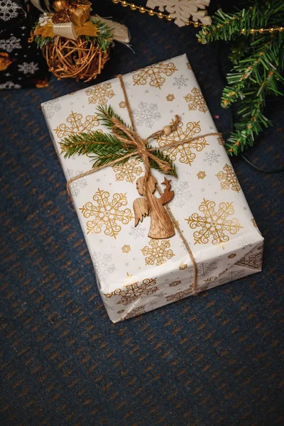 En mängd inslagna gåvor under ett festligt dekorerade julgran. Life Style — Stockfoto