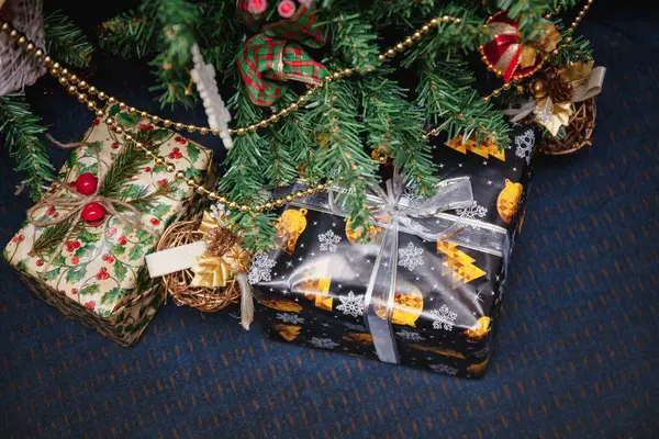 Uma variedade de presentes embrulhados sob uma árvore de Natal festivamente decorada. Estilo de vida — Fotografia de Stock