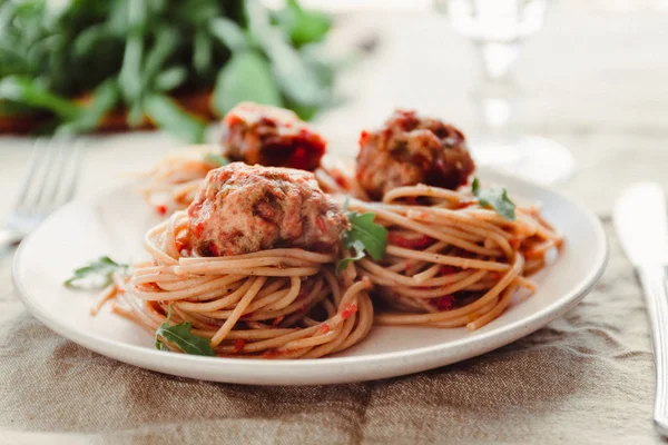 Espaguete italiano original com almôndegas em molho de tomate — Fotografia de Stock