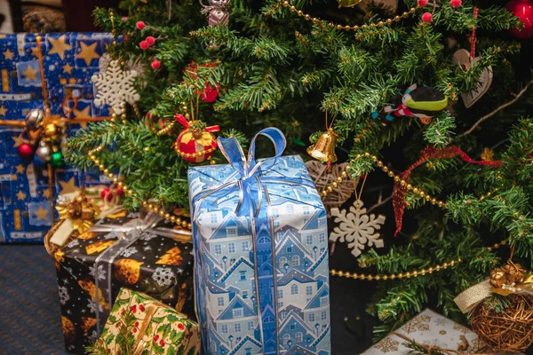 Różnorodność zapakowane prezenty pod świątecznie ozdobione choinki. Styl życia — Zdjęcie stockowe