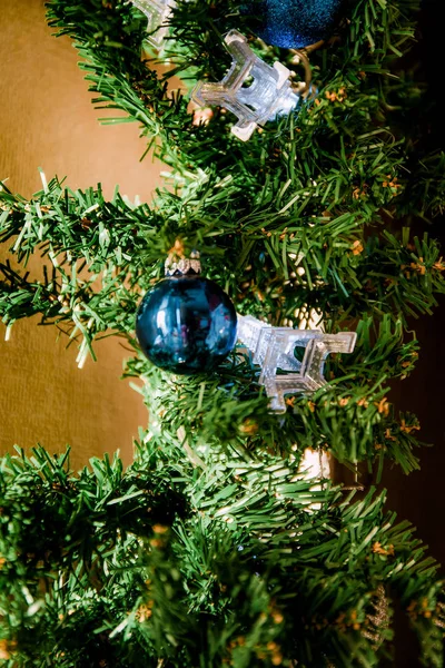 Glazen bal en decoraties op kerstboom, Eiffeltoren Garland — Stockfoto
