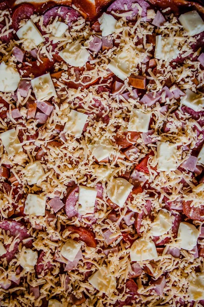 Pizza caseira close-up cru e pronto. Vista superior, espaço de cópia — Fotografia de Stock