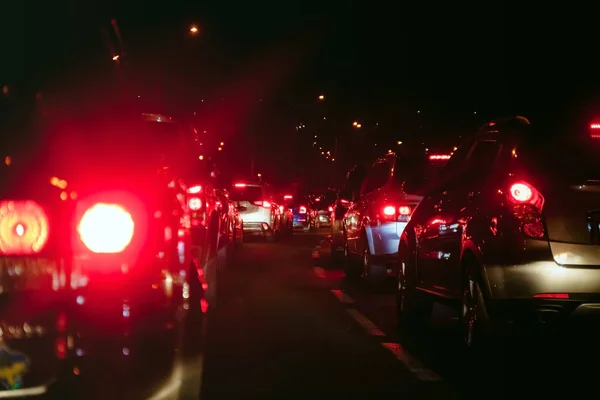 Luces traseras del coche en desenfoque en la carretera de la noche en hora punta —  Fotos de Stock