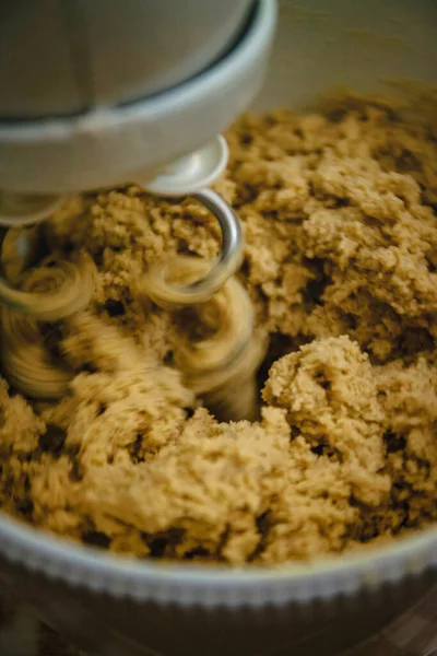 Masa de galletas de jengibre oscuro se mezcla en la batidora, primer plano —  Fotos de Stock