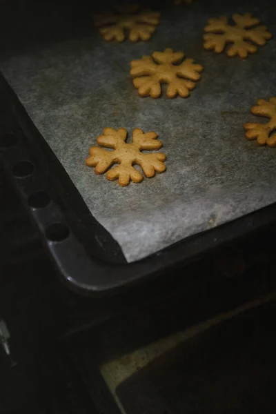 Comprar biscoitos de gengibre na forma de flocos de neve de uma luva de forno . — Fotografia de Stock