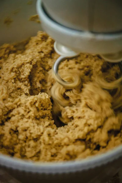 Mélange de pâte à biscuits au gingembre foncé dans le mélangeur, gros plan — Photo