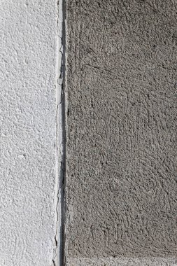 arka plan iki tonlu beton, açık ve koyu gri, ikiye bölünmüş.