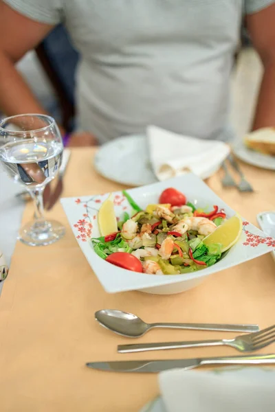 Türkischer Salat mit Garnelen, Gurken und Gemüse auf einem Teller. Servieren in einem türkischen Restaurant — Stockfoto