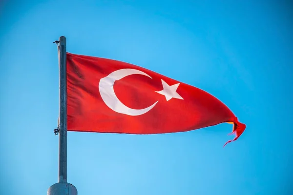 The Turkish flag flutters against a clear blue sky — Stock Photo, Image