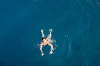 Siyah mayo giyen mutlu kadın Kızıl Deniz 'de, Mısır' da, Sharm el Sheikh 'te yüzüyor. Tatil ve macera. Mavi su. Denizde dinlenen tembel bir kızın en iyi görüntüsü. Boşluğu kopyala