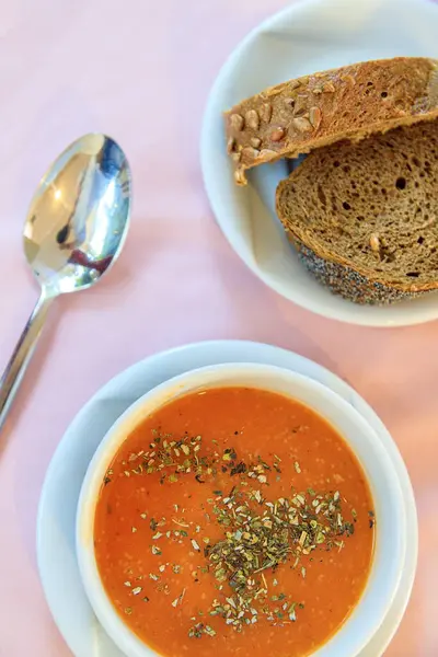 터키산 붉은 렌즈콩 크림 수프에 향신료를 곁들인 호밀 빵이 식탁에 차려져 있다. 위에서 바라본 경관. — 스톡 사진