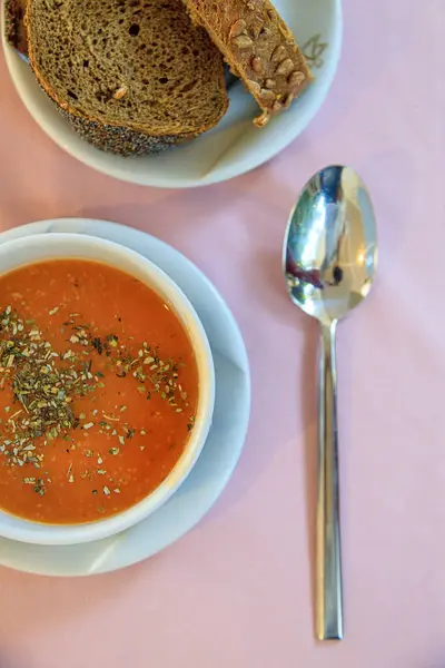 Török vörös lencse krém leves fűszerekkel, rozskenyér az asztalon az étteremben. Kilátás felülről. — Stock Fotó