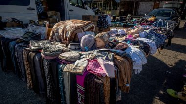 Kiosk basit ahşap inşaat ürünleri satış ve bez bir cadde Narva kasabasında, Estonya, Eylül 2017 '