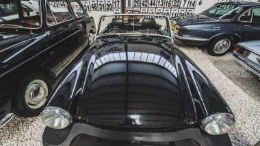 Limassol, Kıbrıs - Ağustos, 2018: Kıbrıs motor Müzesi. Kıbrıs Adası seyahat. Eski model araba