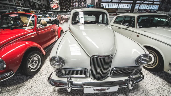 Limassol, Kıbrıs - Ağustos, 2018: Kıbrıs motor Müzesi. Kıbrıs Adası seyahat. Eski model araba