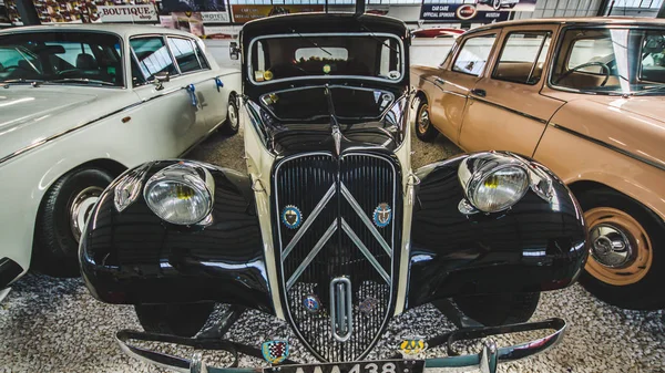 Limassol, Kıbrıs - Ağustos, 2018: Kıbrıs motor Müzesi. Kıbrıs Adası seyahat. Eski model araba