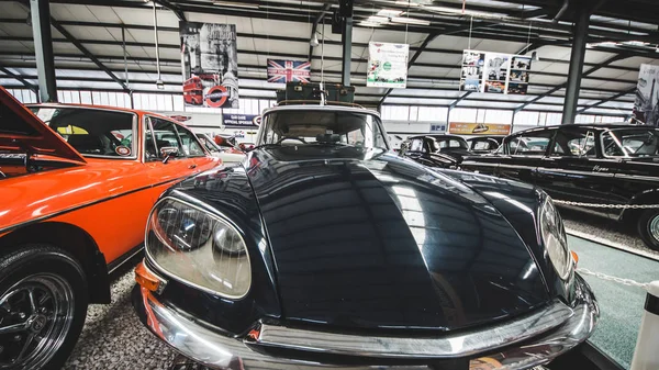 Limassol, Kıbrıs - Ağustos, 2018: Kıbrıs motor Müzesi. Kıbrıs Adası seyahat. Eski model araba