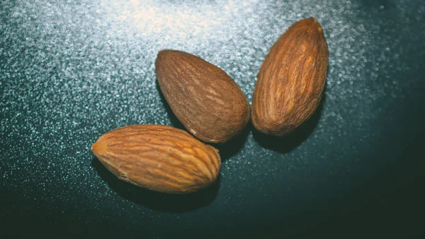 Badem ahşap arka planda