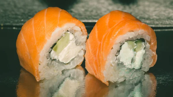 Sushi Japonês Comida Japonesa Tradicional Rolo Feito Salmão Philadelfia — Fotografia de Stock
